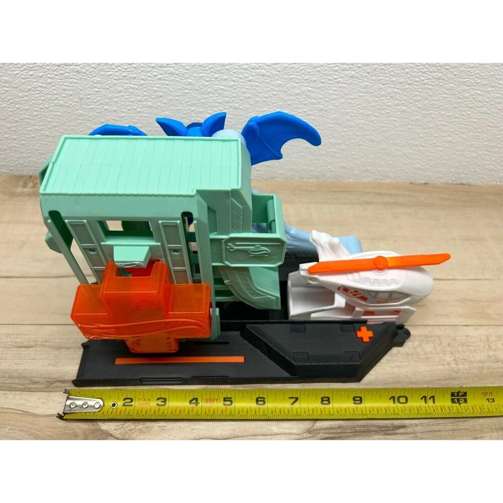 2019 Mattel Hot Wheels Bat Blitz Hospital Atack W/ Helicopter Play Set Only